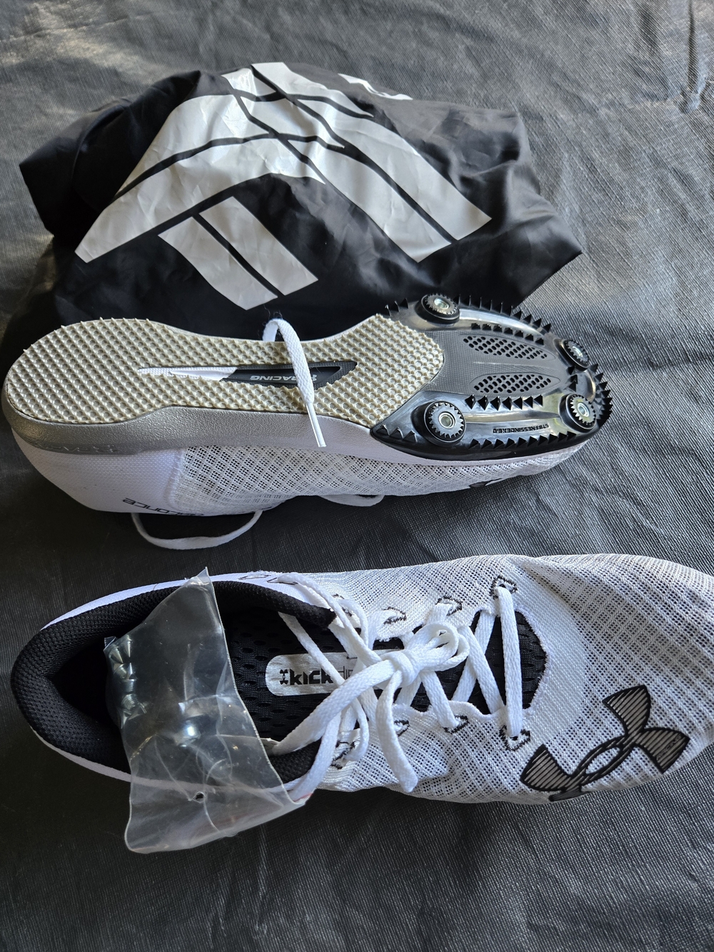 Under Armour NWOT Kick Distance 4 Track Men's White and Black Track Spikes & Bag